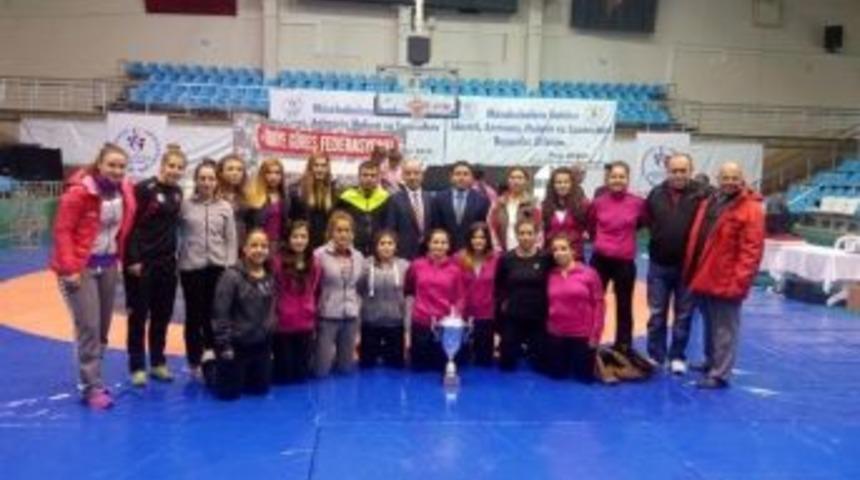 Yalovalı Bayan G&uuml;reş&ccedil;iler Edirne&rsquo;de Madalyaları Silip S&uuml;p&uuml;rd&uuml;