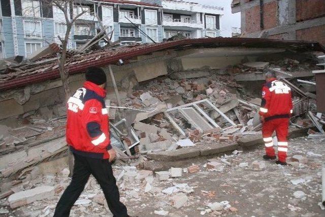 Yozgat’ın Yerköy İlçesinde Depremde Hasar Gören 5 Katlı Bina Çöktü