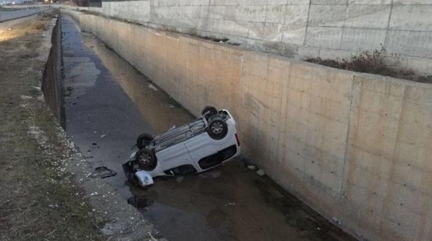 Otomobil Dereye U&ccedil;tu: 1 Yaralı