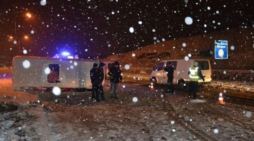 Biga&rsquo;da Servis Minib&uuml;s&uuml; Devrildi: 2 Yaralı