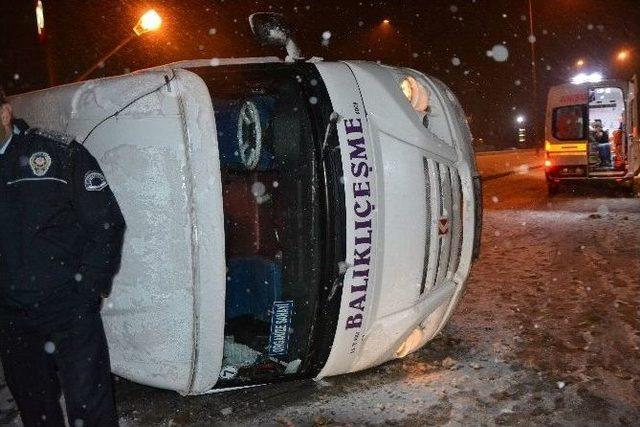 Biga’da Servis Minibüsü Devrildi: 2 Yaralı