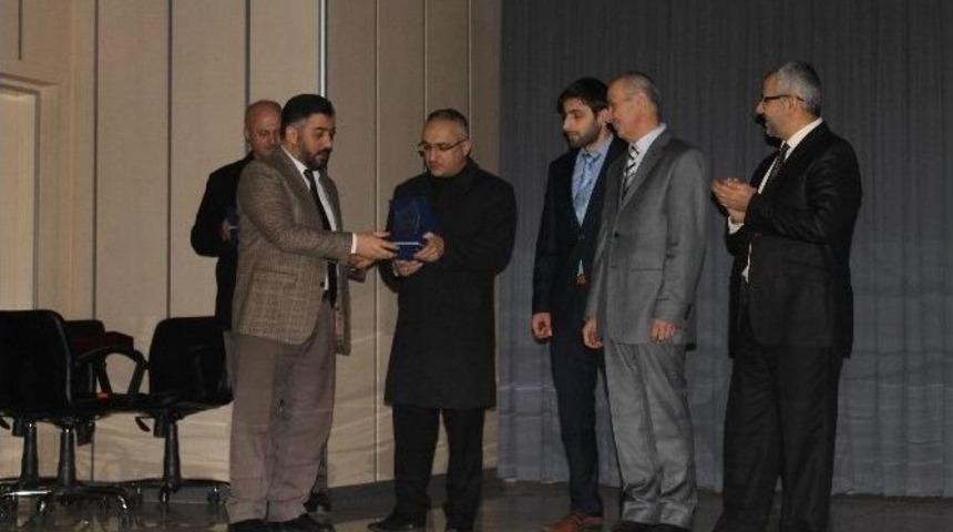 Tosya M&uuml;ft&uuml;s&uuml; Kuran Kursu Ve Hatimle Namaz Kıldıran Hocalara Plaket Verdi