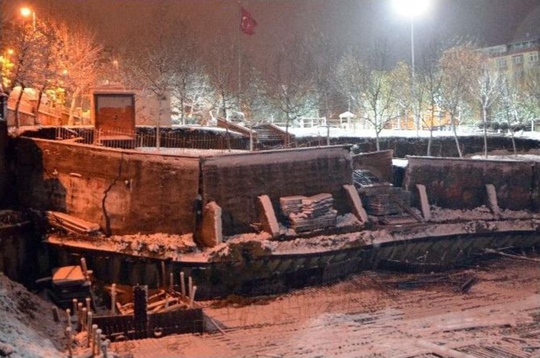 Bah&ccedil;elievler&rsquo;de Park Duvarları İnşaat Alanına &Ccedil;&ouml;kt&uuml;, 7 Bina Boşaltıldı