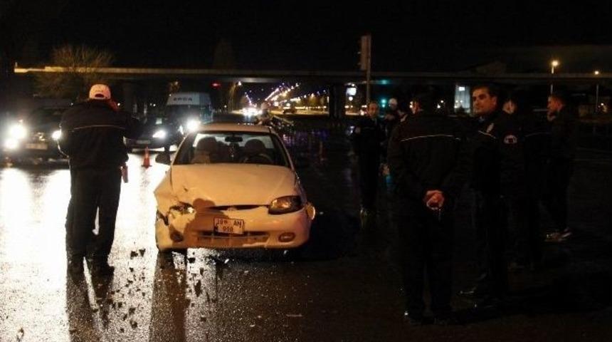 Kırmızı Işıkta Durmayan Otomobil Polis Aracına &Ccedil;arptı: 1 Yaralı