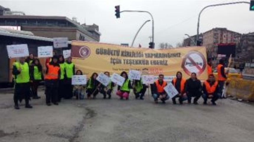 Trafik G&ouml;n&uuml;ll&uuml;ler İ&ccedil;in Durdu