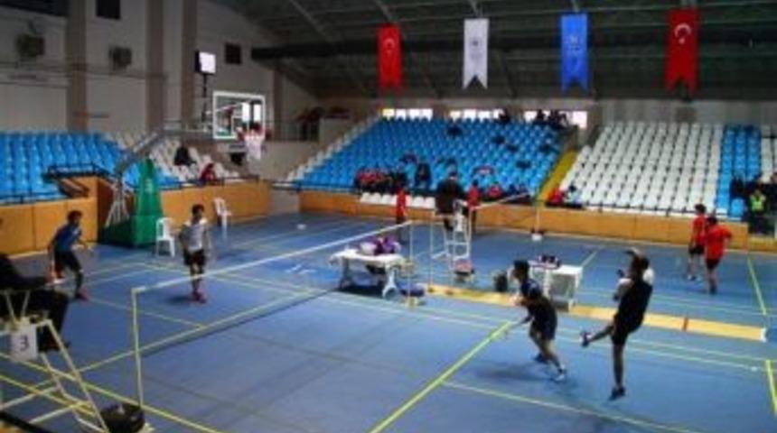 Gen&ccedil;ler Badminton Grup M&uuml;sabakaları Erzincan&rsquo;da Başladı