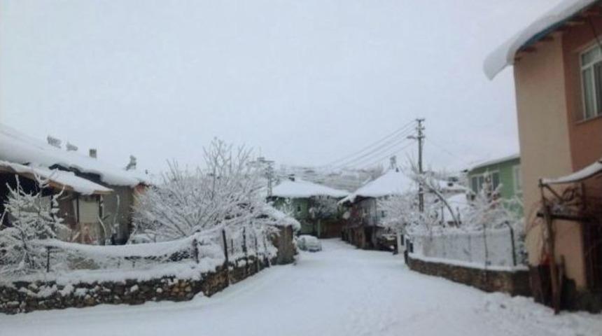 Adana&rsquo;nın Kuzey İl&ccedil;esinde Kar Esareti