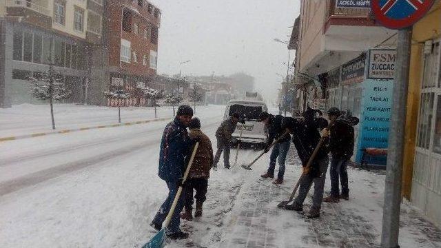 Acıgöl’de Kar Kalınlığı 10 Santimetreye Ulaştı