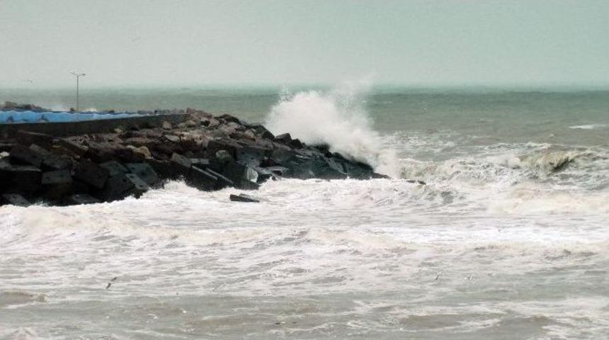 Karadeniz&rsquo;de Dev Dalgalar Sahilleri D&ouml;v&uuml;yor