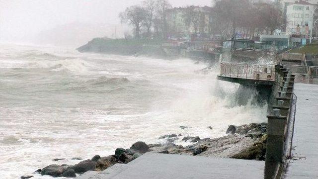 Karadeniz’de Dev Dalgalar Sahilleri Dövüyor