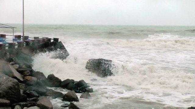 Karadeniz’de Dev Dalgalar Sahilleri Dövüyor