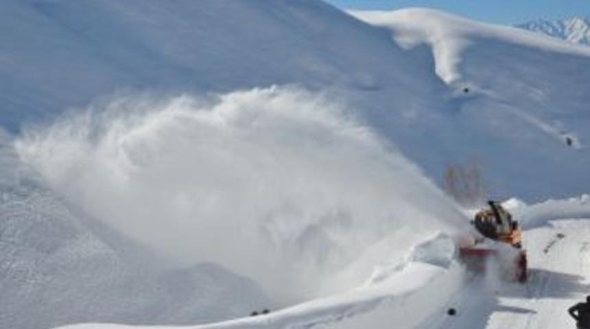 Hakkari&rsquo;de 10 K&ouml;y 34 Mezra Yolu Kapandı
