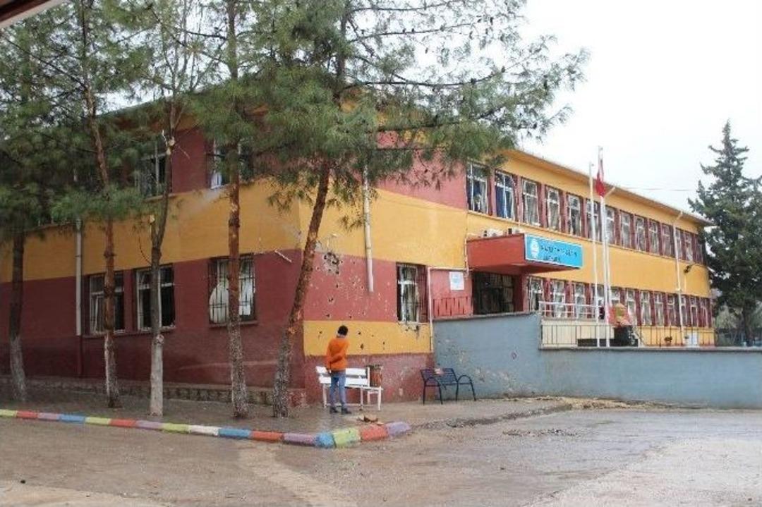 Kilis&rsquo;te Roketin İsabet Ettiği Okullarda Temizlik &Ccedil;alışmaları Başladı