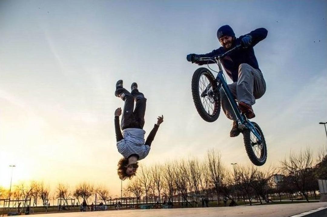 Bisiklet&ccedil;ilerden Nefes Kesen Akrobasi G&ouml;sterisi