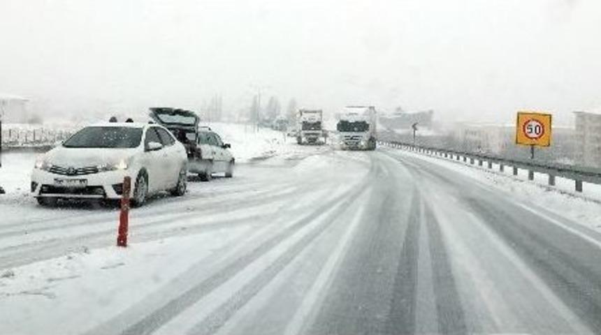 Aksaray&rsquo;da Kar Yağışı Ulaşımı Etkiledi