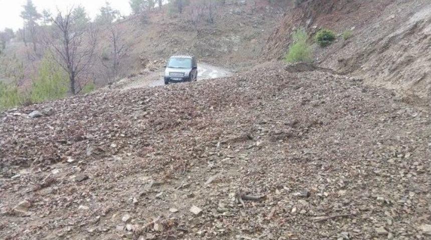 Silifke&rsquo;de Heyelanın Kapattığı Yollar A&ccedil;ıldı