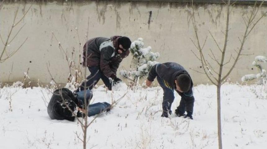 &Ouml;ğrencilerin Kartopu Sevinci