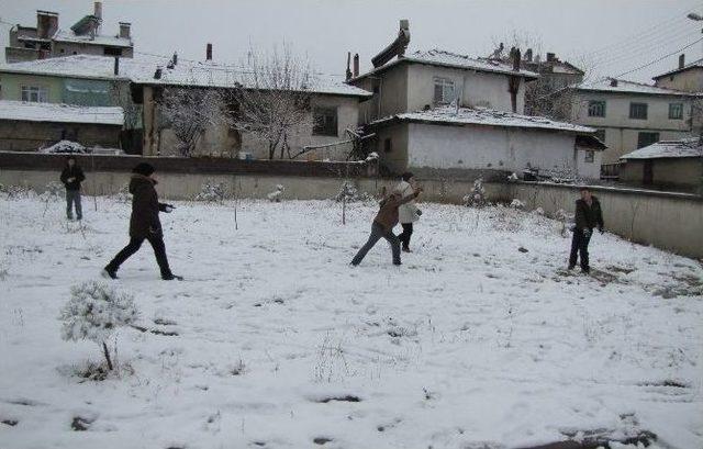 Öğrencilerin Kartopu Sevinci