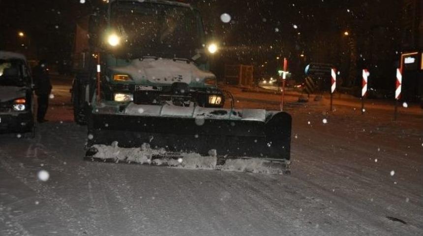 Kars Belediyesi&rsquo;nin Karla M&uuml;cadelesi Aralıksız Devam Ediyor