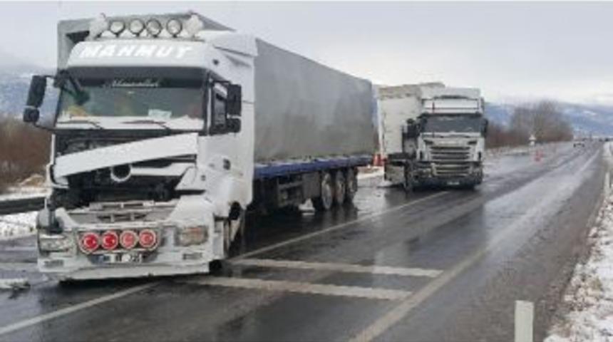 Akşehir&rsquo;de İki Tır &Ccedil;arpıştı: 1 Yaralı