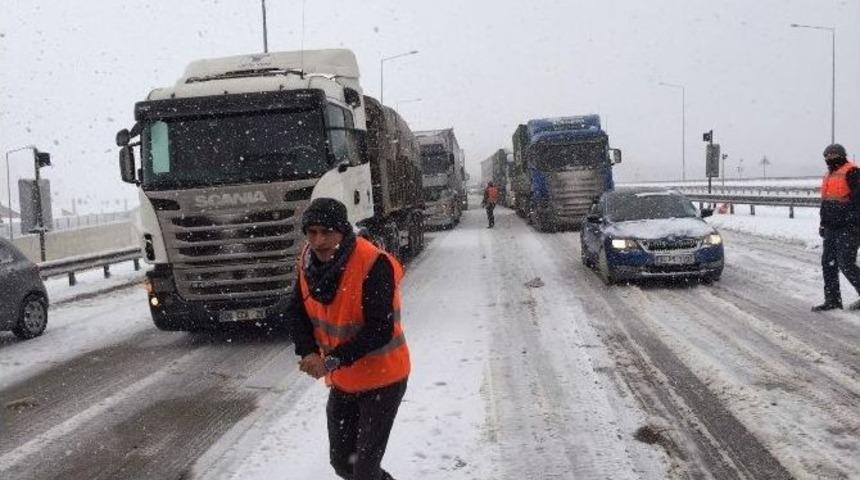 Kayan Tır, Bolu T&uuml;nellerini Trafiğe Kapattı