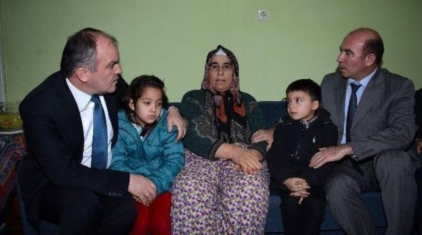 İlkokul Öğrencilerinden, Engelli Torununa Bakan Kadına Yardım Eli