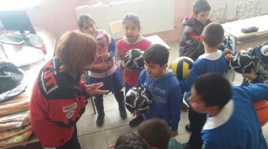 Akut&rsquo;tan &Ouml;ğrencilere Karne Hediyesi