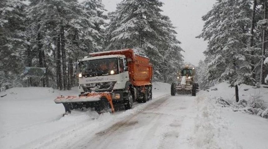 B&uuml;y&uuml;kşehir Ekiplerinin Karla M&uuml;cadele &Ccedil;alışmaları
