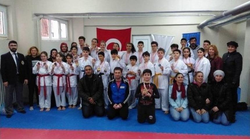 Bigalı Karateciler Madalya İle D&ouml;nd&uuml;