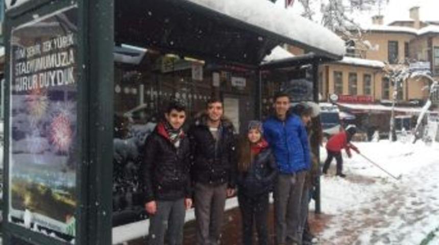 Vali Okulları Tatil Etmedi Veliler &Ccedil;ocuklarını G&ouml;ndermedi