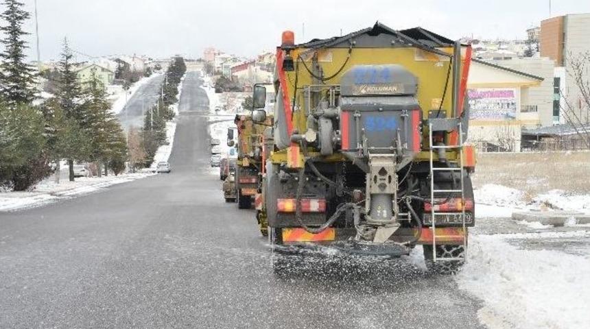 Başkent&rsquo;te Gece Yağan Kara Anında M&uuml;dahale