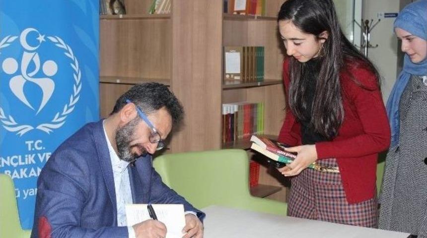 &Uuml;nl&uuml; Yazar Sinan Yağmur Erzincan&rsquo;da Gen&ccedil;lerle Buluştu