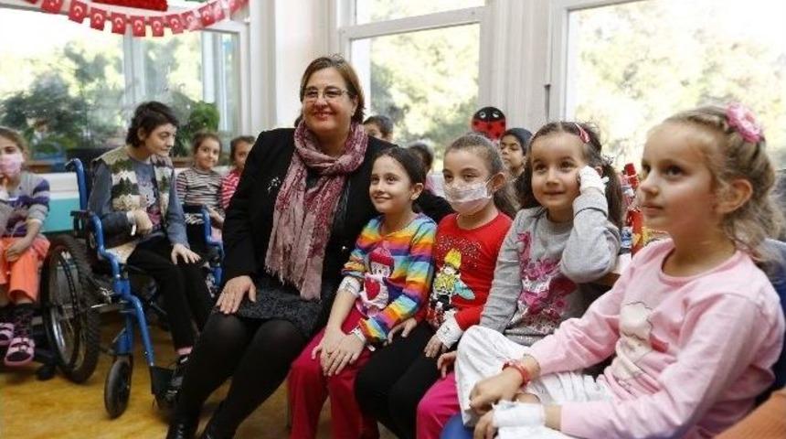 Minik Hastalara Moral Eğlencesi