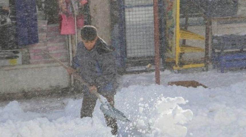 Başkale&rsquo;de 63 Mahalle Yolu Ulaşıma Kapandı