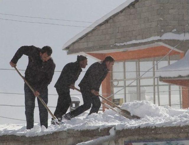 Başkale’de 63 Mahalle Yolu Ulaşıma Kapandı