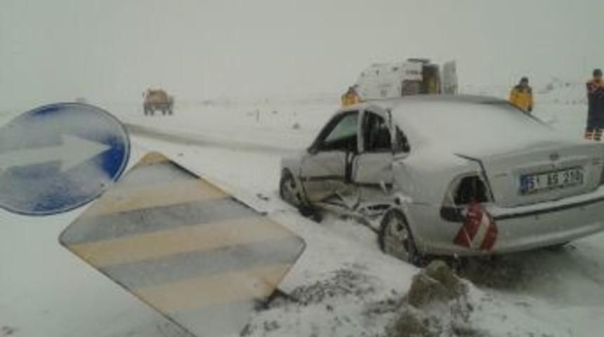 Ambulans İle Otomobil &Ccedil;arpıştı: 1 Yaralı