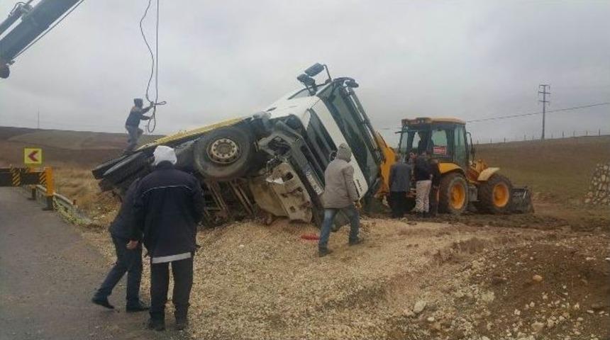 &Ccedil;akal K&ouml;pr&uuml;s&uuml; Girişinde Kamyon Yan Yattı