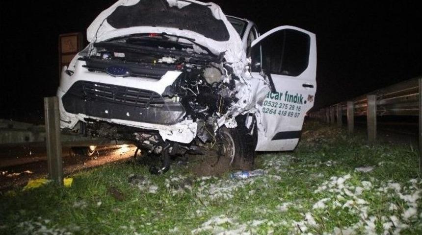 Bariyerlere &Ccedil;ıkan Otomobile, Minib&uuml;s &Ccedil;arptı