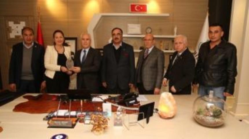 Azerbaycan K&uuml;lt&uuml;r Derneği&rsquo;nden Bozbey&rsquo;e Teşekk&uuml;r