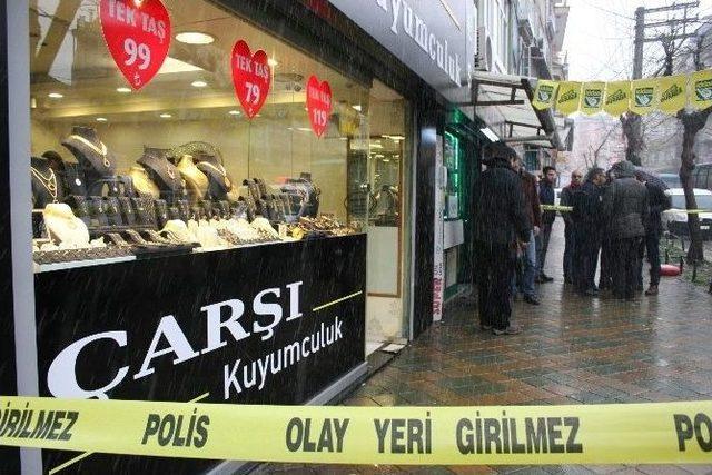 Terlikli Gaspçı Kuyumcuyu Keyfinden Bıçaklamış