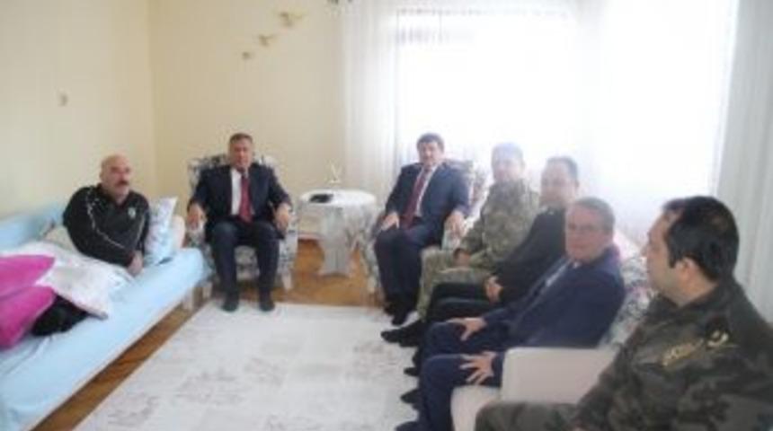 Vali &Ouml;z&rsquo;den, Cizre&rsquo;de Yaralanan Trabzonlu &Ouml;zel Harekat Polisi M&uuml;sl&uuml;m Aktaş&rsquo;a "ge&ccedil;miş Olsun" Ziyareti