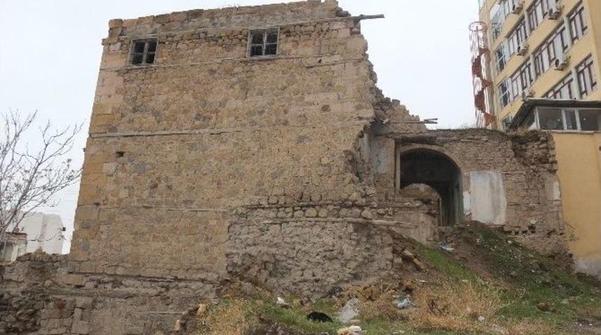 Niğde&rsquo;de Harabe Evler Tehlike Sa&ccedil;ıyor