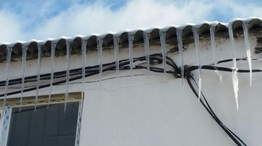 &Ccedil;an&rsquo;da Buz Sarkıtları Oluştu