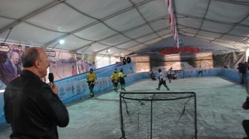 Sultangazi&rsquo;de A&ccedil;ılan Buz Pateni Pistinde Para Değil, Atık Pil Ve Plastik Kapak Ge&ccedil;iyor