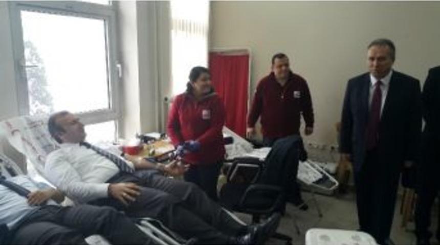 Valilik Personeli Kan Verdi