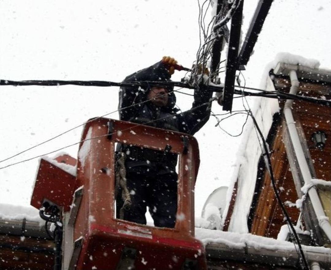 Uedaş Ekiplerinin Karda Zorlu M&uuml;cadelesi