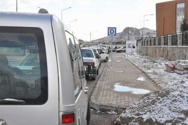 Hastane Önünün Otoparka Dönmesine Vatandaş İsyan Etti