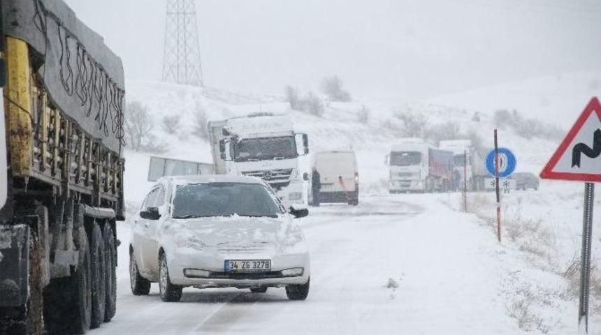 Tokat’ta Kar Yağışı Ulaşımda Aksamalara Neden Oldu