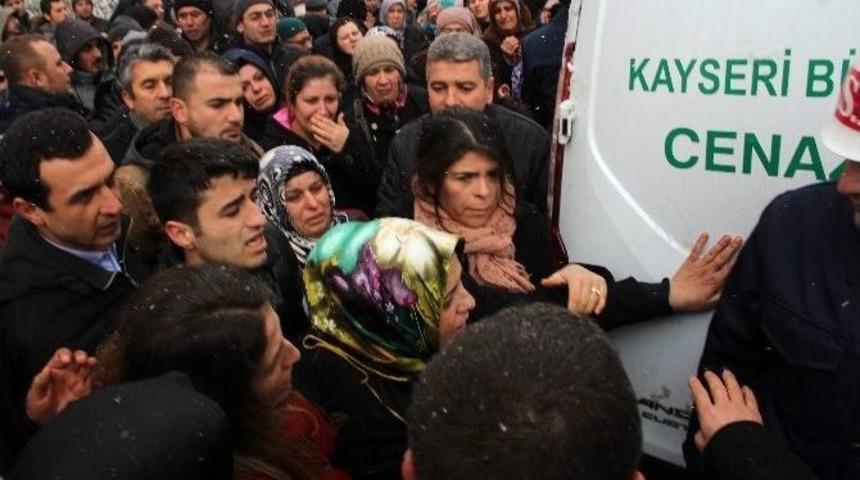 Şehit Altuntaş&rsquo;ın Naaşı Kayseri&rsquo;deki Evine Getirildi