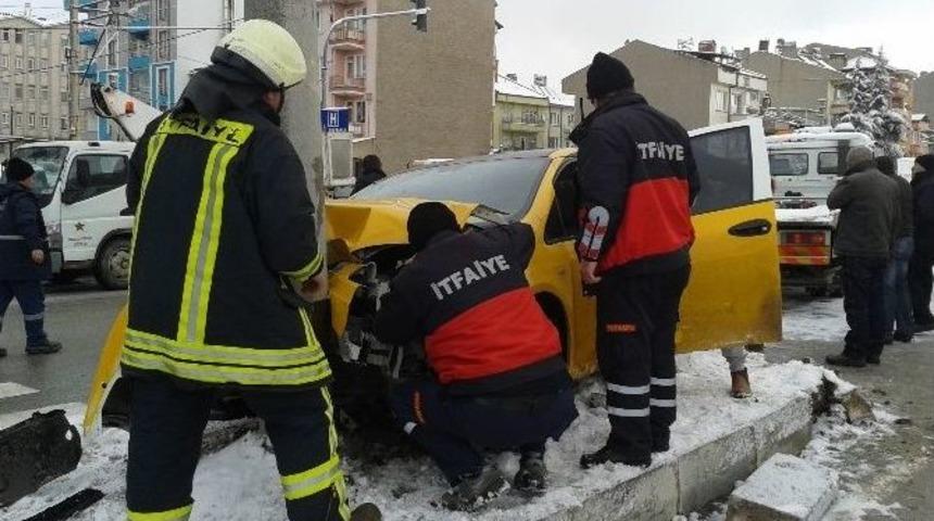 Buzlanma Nedeniyle Yoldan &Ccedil;ıkan Ara&ccedil; Ref&uuml;je &Ccedil;arptı 3 Yaralı